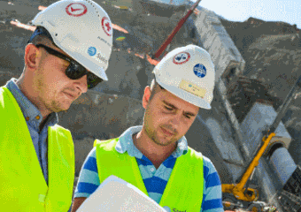 Workers at construction site. (Photo: Eduard Pagria)
